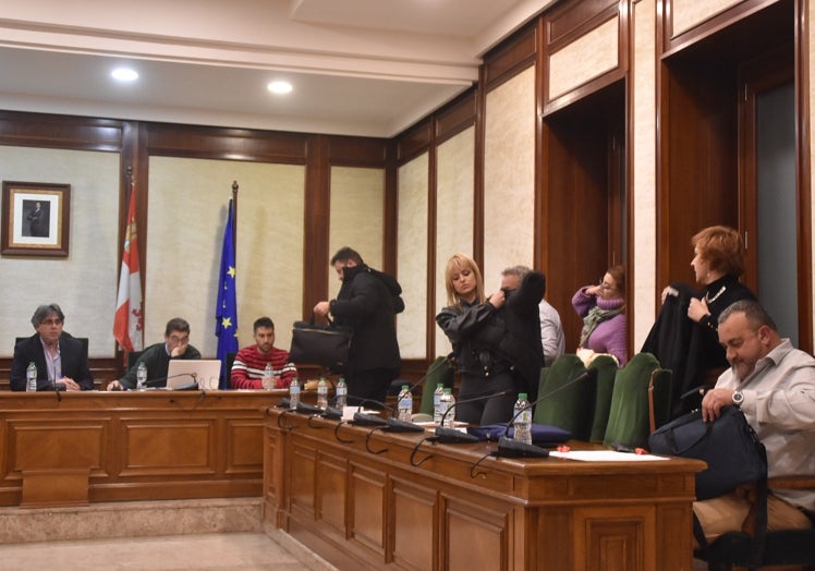 Imagen de la marcha de los concejales socialistas, esta tarde en el pleno del Ayuntamiento.