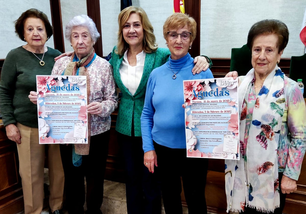 Esperanza Ayala, Purificación Redondo, Purificación Pozo, Isabel García y Laura Sánchez, esta mañana de lunes en el Ayuntamiento de Béjar.