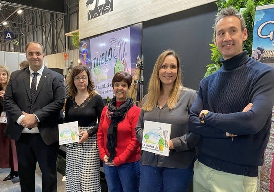 El alcalde, Roberto Martín, con la concejala de Juventud, Sara García, y el equipo de Guijuelo Joven, Ana Aveleira, Maite Montero y Javier Julián.