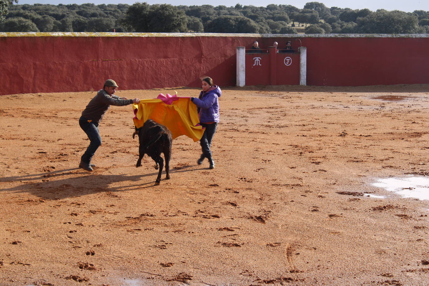 Los vecinos de Valero desafían al frío y disfrutan de una animada víspera de San Valerio