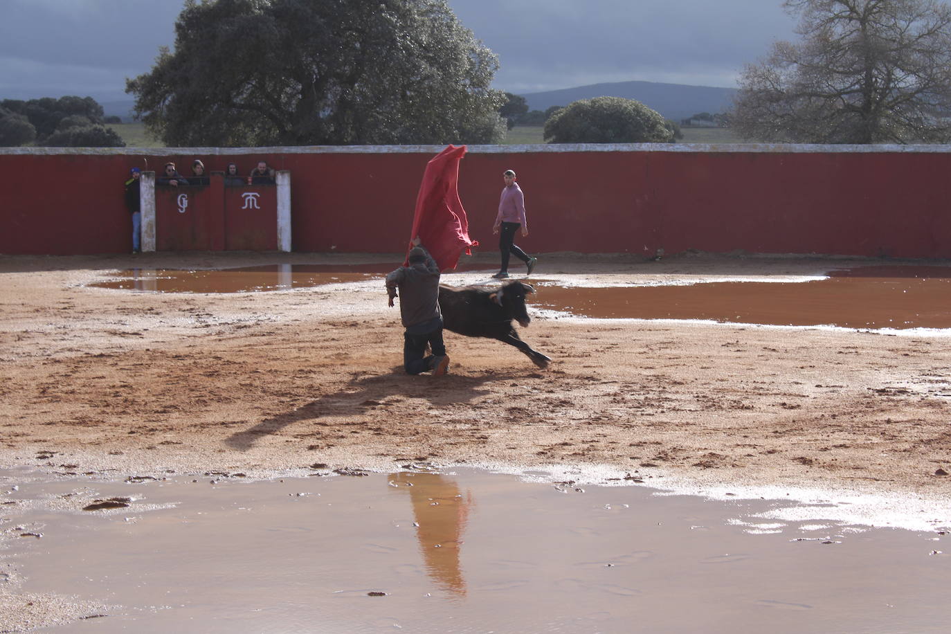 Los vecinos de Valero desafían al frío y disfrutan de una animada víspera de San Valerio