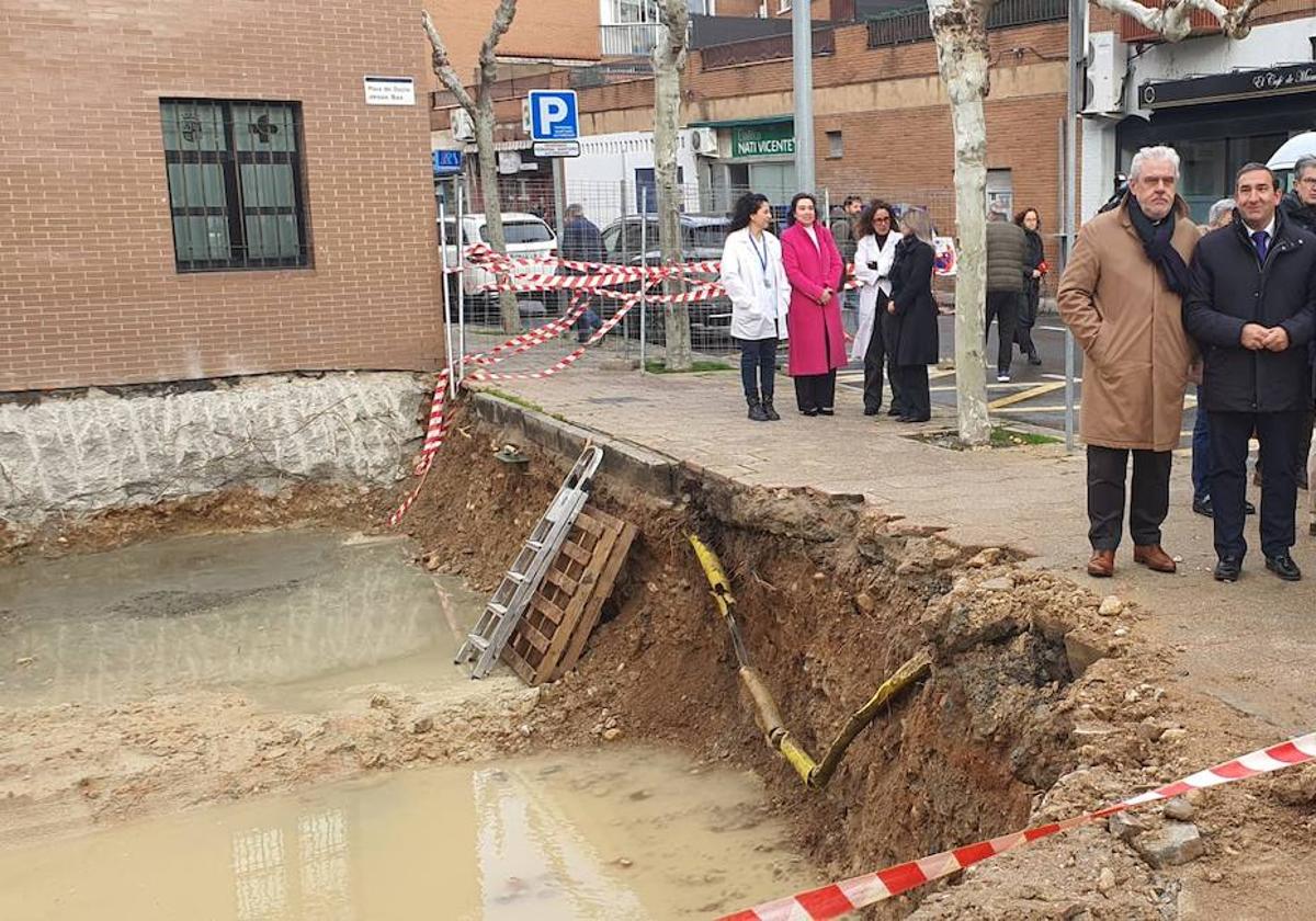 El consejero de Sanidad, Alejandro Vázquez, visita las obras de ampliación del centro de salud de Santa Marta.