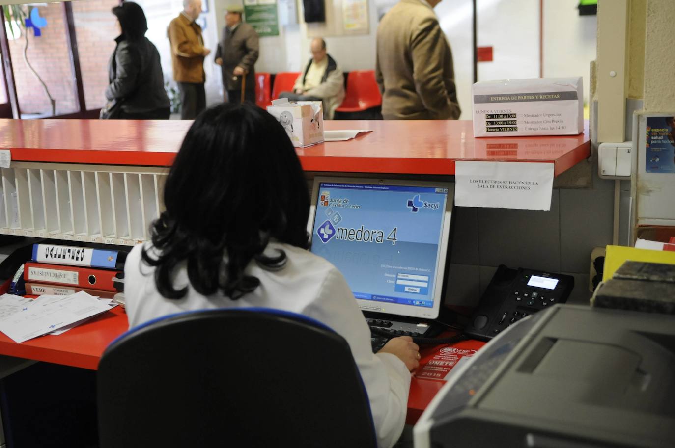 Una trabajadora, en un centro de salud.