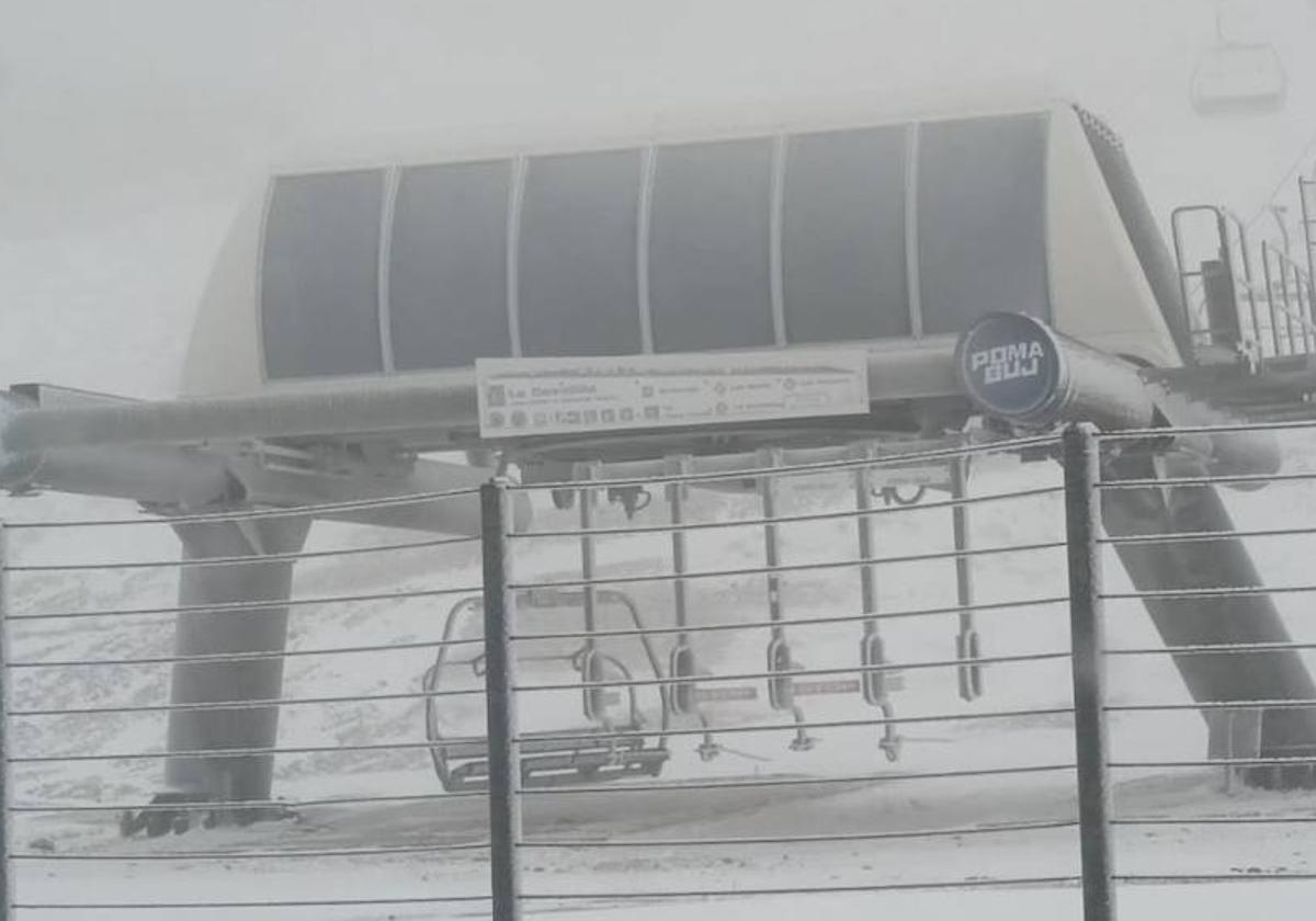 Uno de los telesillas de La Covatilla bajo la intensa nevada.