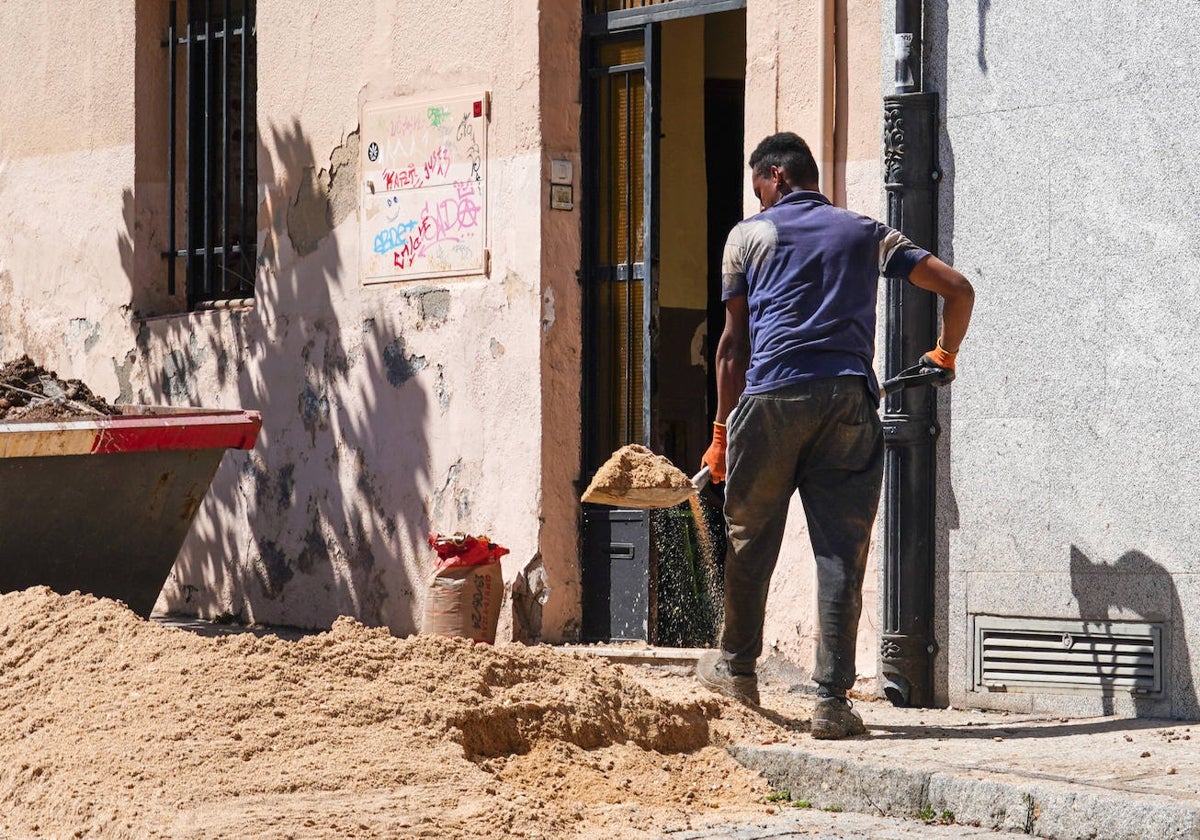 Un trabajador de la construcción en una obra de Salamanca.