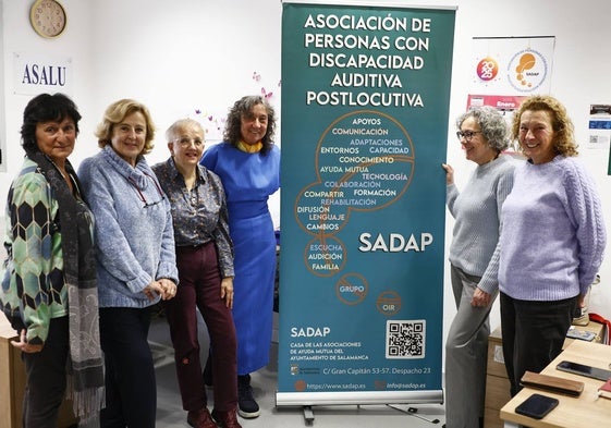 Miembros de la Asociación de Personas con Discapacidad Auditiva Postlocutiva en Salamanca (SADAP) en su sede.