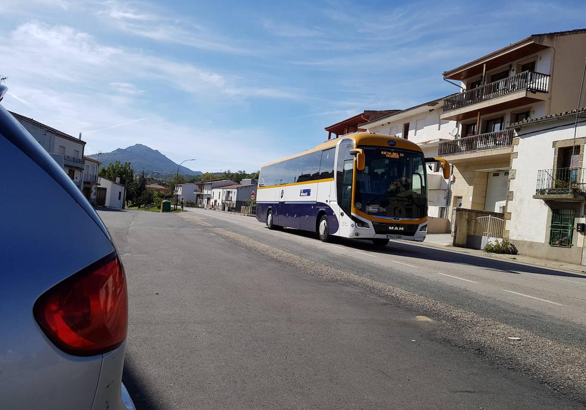 Imagen de archivo de un autobús de línea a su paso por Sorihuela, localidad donde no para el transporte a Madrid.