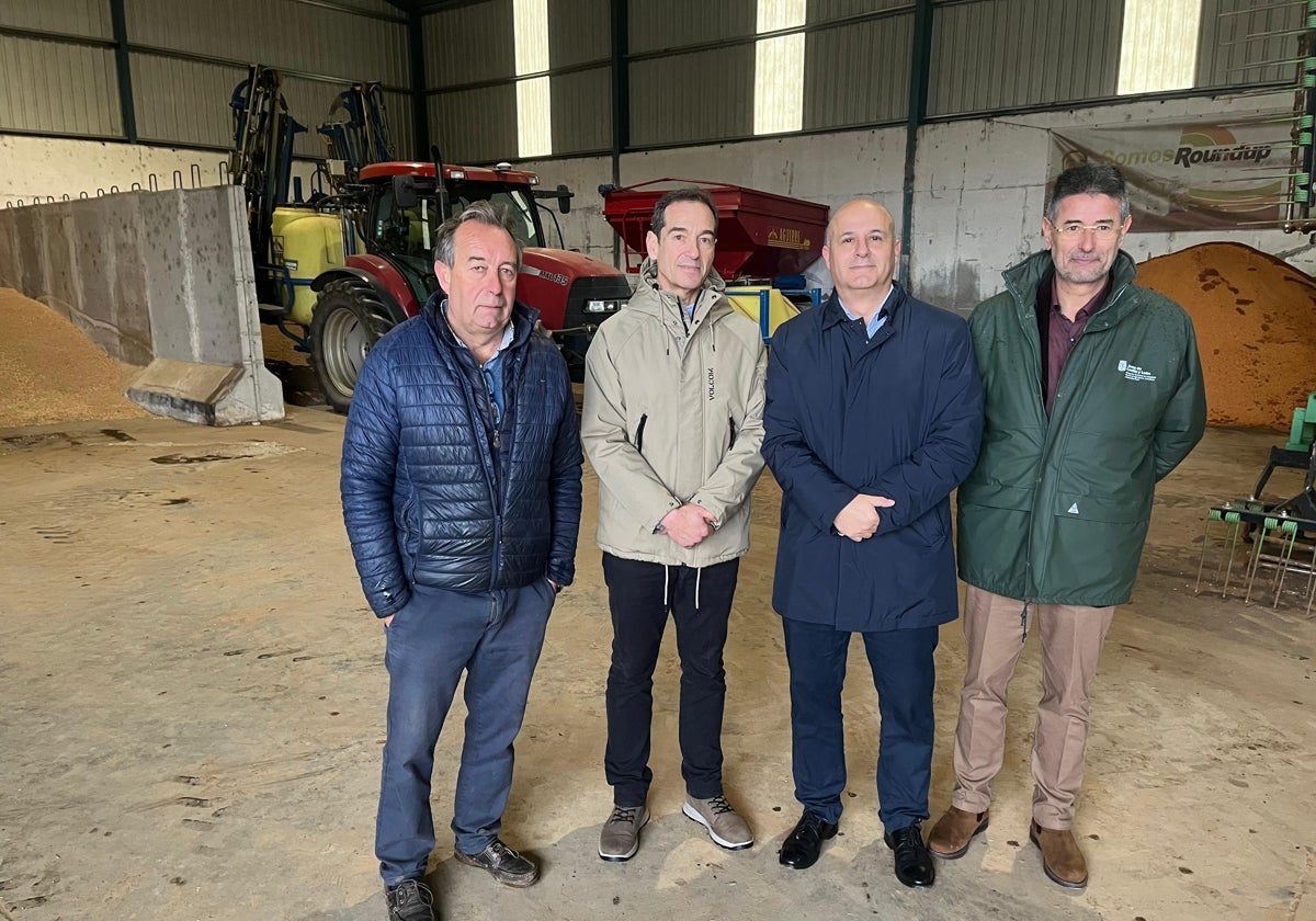 Jorge Llorente y Ángel Gómez, con representantes de la