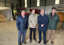 Jorge Llorente y Ángel Gómez, con representantes de la