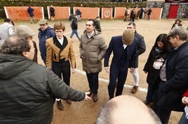 Borja Jiménez conversa con Demetrio Canete en el propio ruedo del coso de Valero.