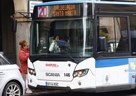 Un bus metropolitano recogiendo viajeros en la Gran Vía.