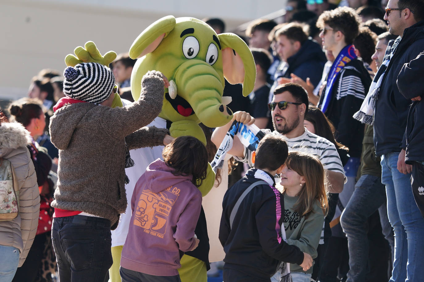 La mascota de Unionistas en el Reina Sofía con la afición.