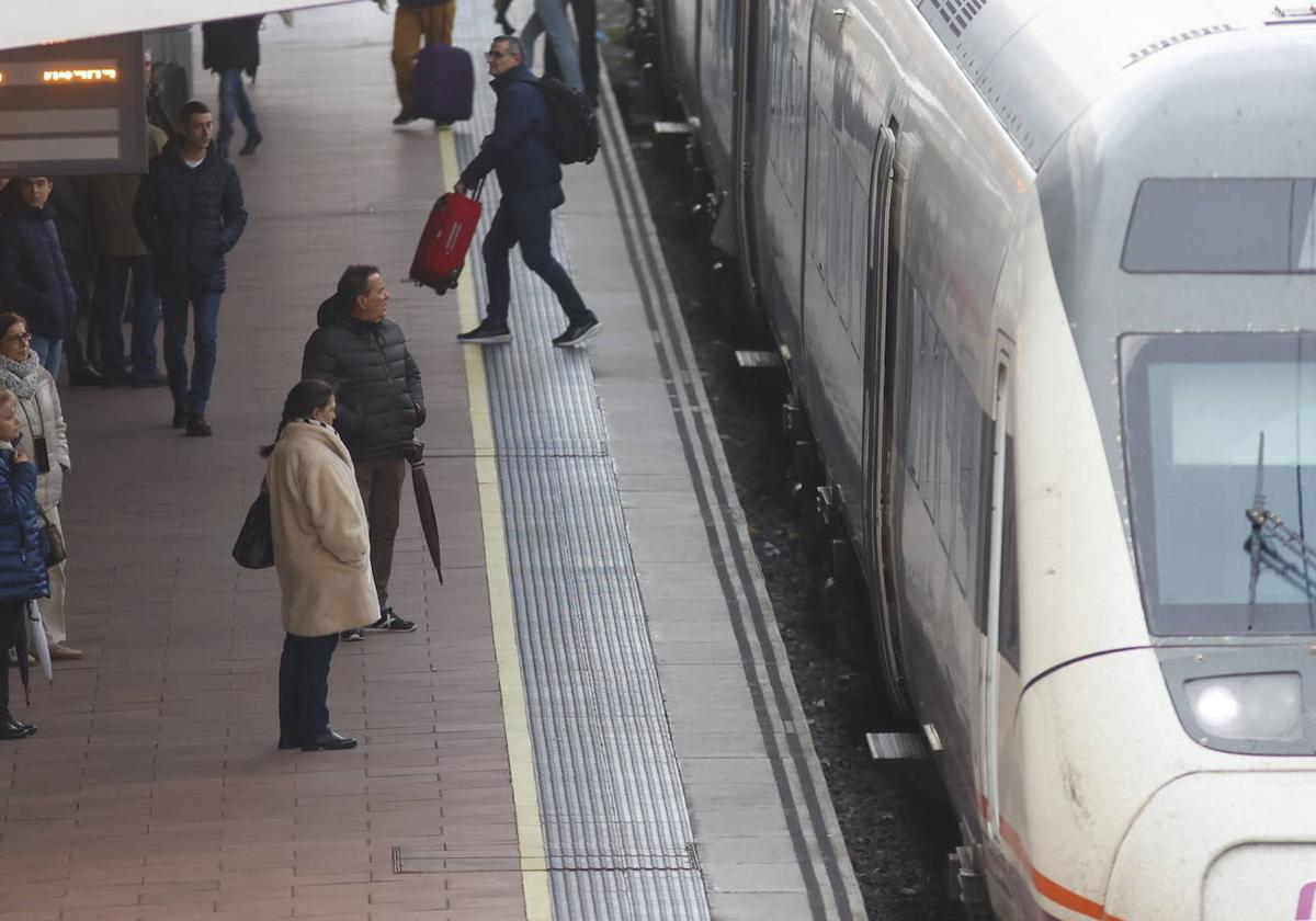 Imagen de un tren aparcado en la estación de tren de Salamanca.