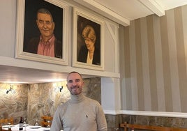 José Javier García en su restaurante de la calle Cortes de Cádiz frente a los retratos de sus padres que cuelgan en el local.