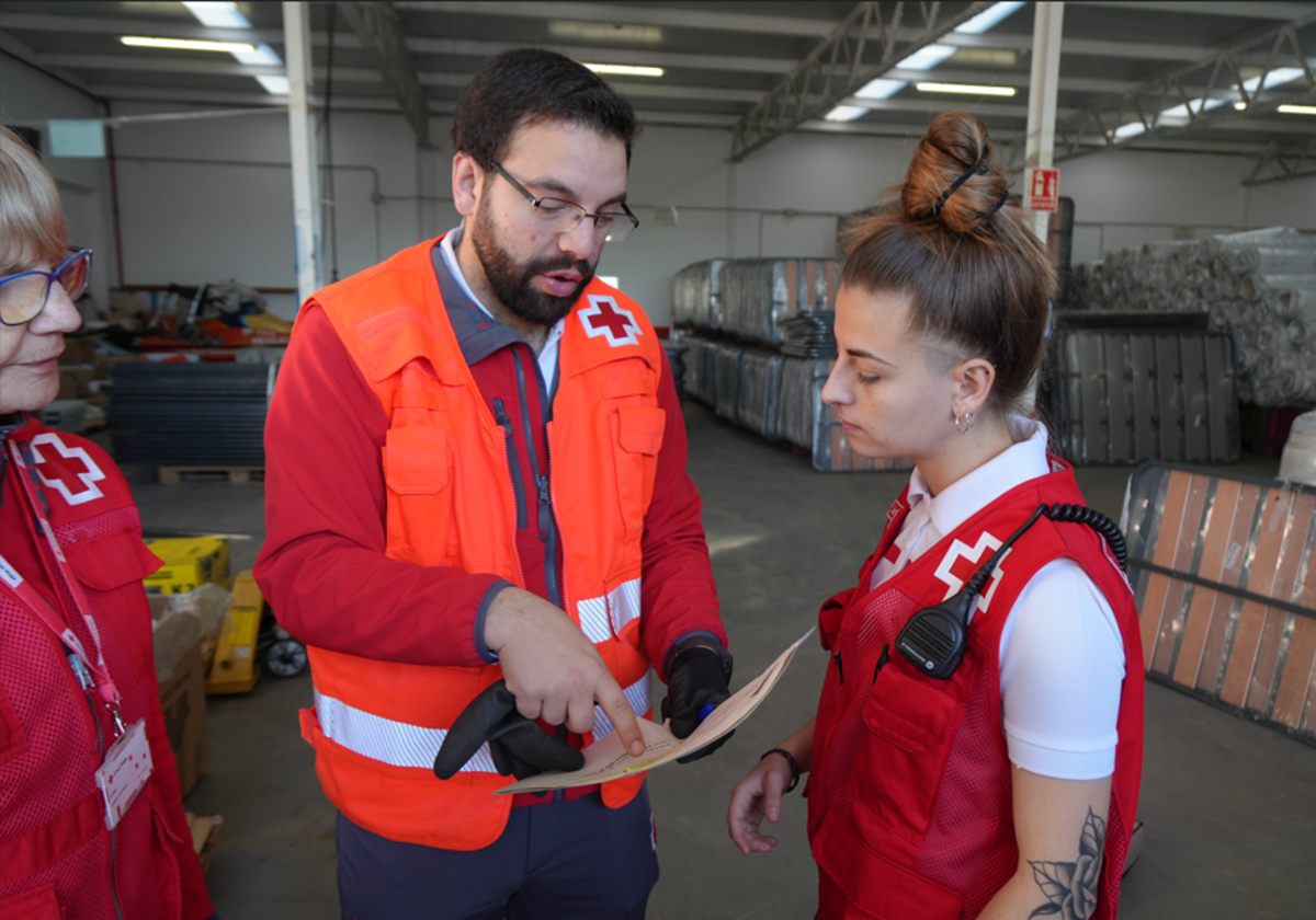 Labores de logística para el reparto de material en las poblaciones afectadas.