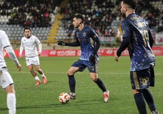 'Chuca' conduciendo el balón con su pie derecho durante el choque de su debut en el Reino de León.