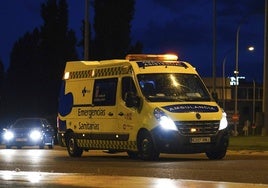 Una ambulancia circula por Salamanca.