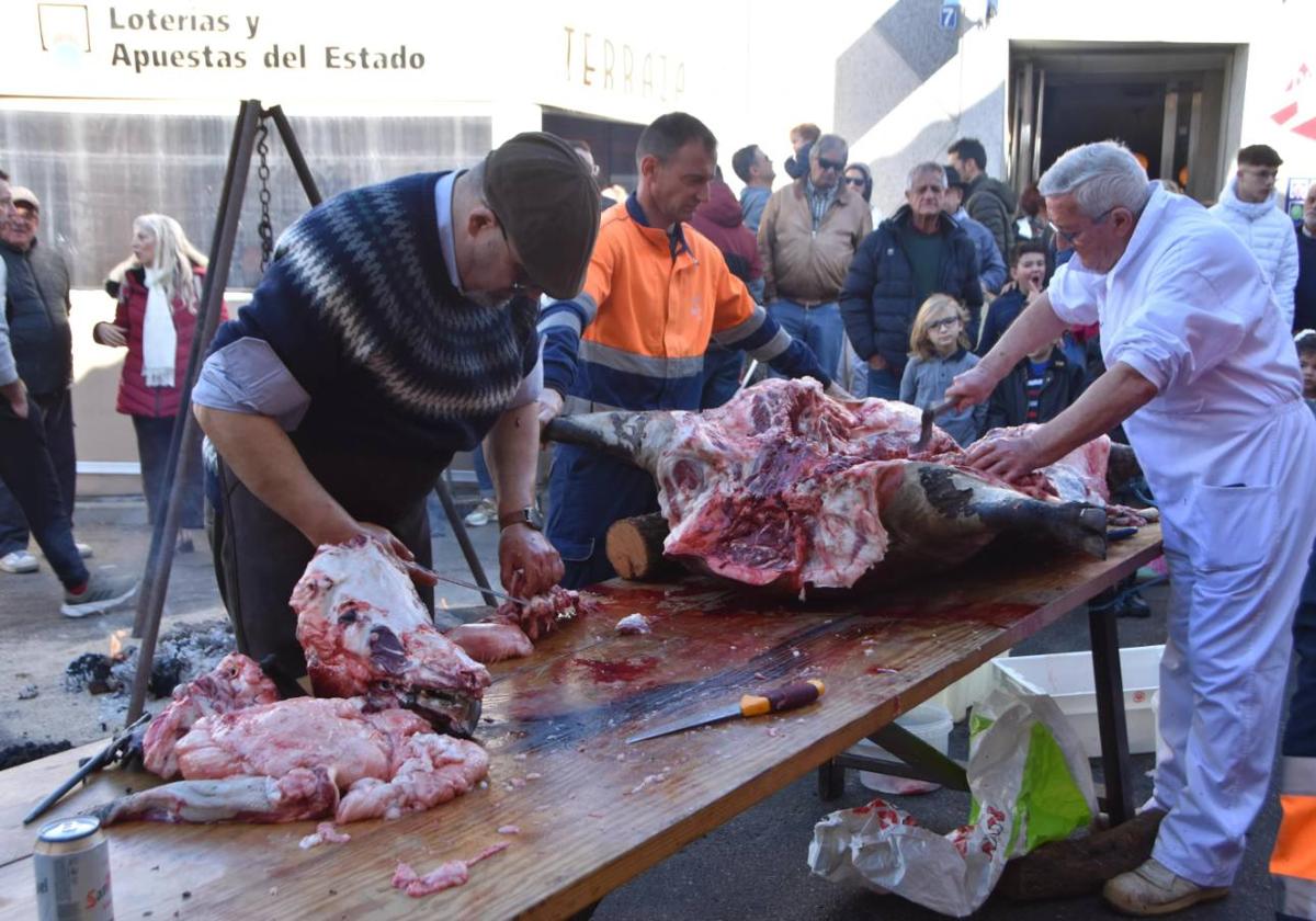 Labores de despiece durante la matanza del año pasado en Castellanos de Moriscos.