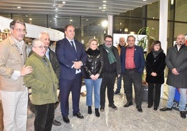 Autoridades, invitados y organizadores inauguraron ayer la exposición sobre la matanza en el Ayuntamiento de Guijuelo.