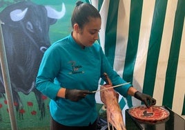 La joven salmantina Rocío Pérez cortando jamón.