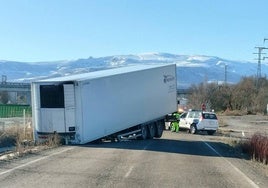 Imagen del camión atascado en la antigua N-630.