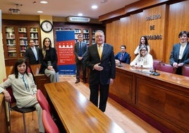 Miguel del Castillo, (en el centro) junto con 9 de los 10 integrantes de la Junta del Colegio de la Abogacía.