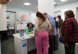 Un grupo de turistas en la oficina municipal de la Plaza.