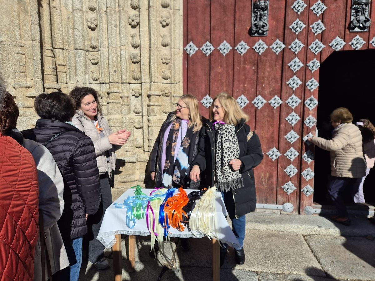 Fiesta de las gargantillas en las ruinas de la ermita de San Blás de Santiago de la Puebla