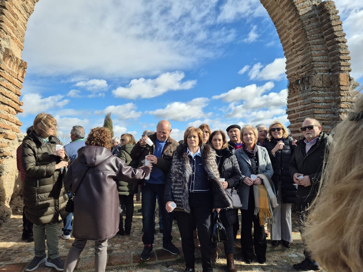 Fiesta de las gargantillas en las ruinas de la ermita de San Blás de Santiago de la Puebla