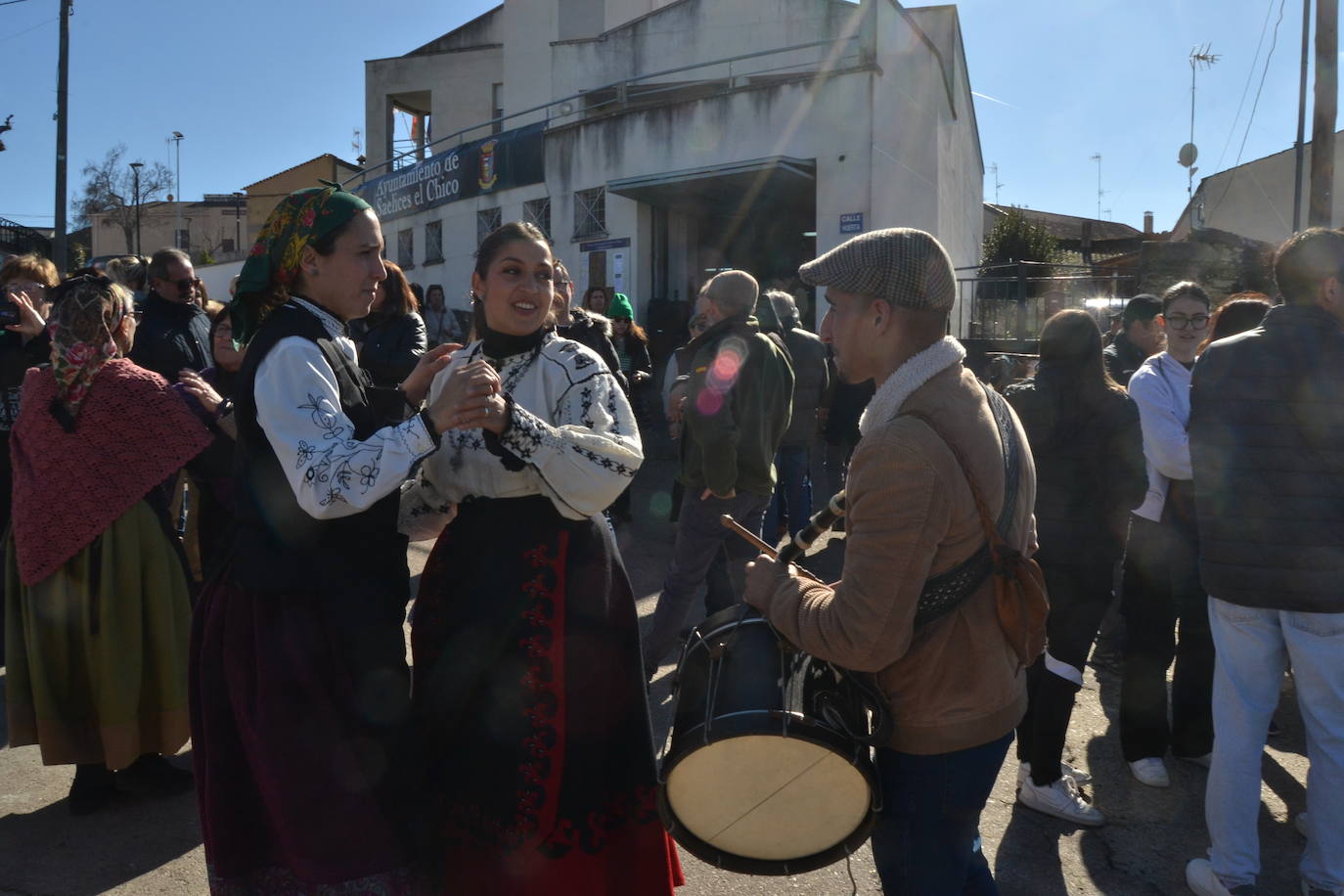 Soleado día de matanza en Saelices el Chico