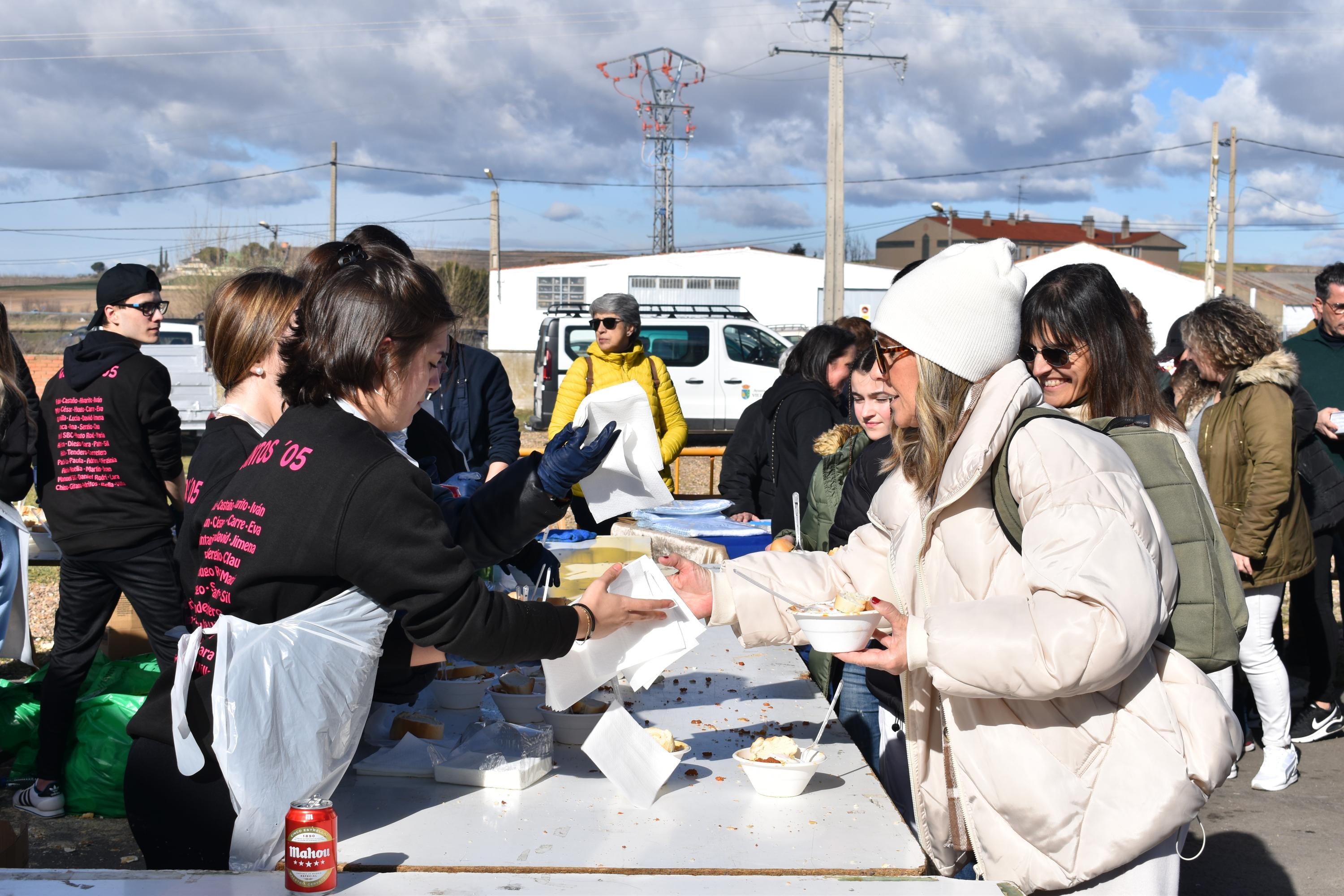 Villamayor reparte 1.700 raciones solidarias de chichas y huevos fritos