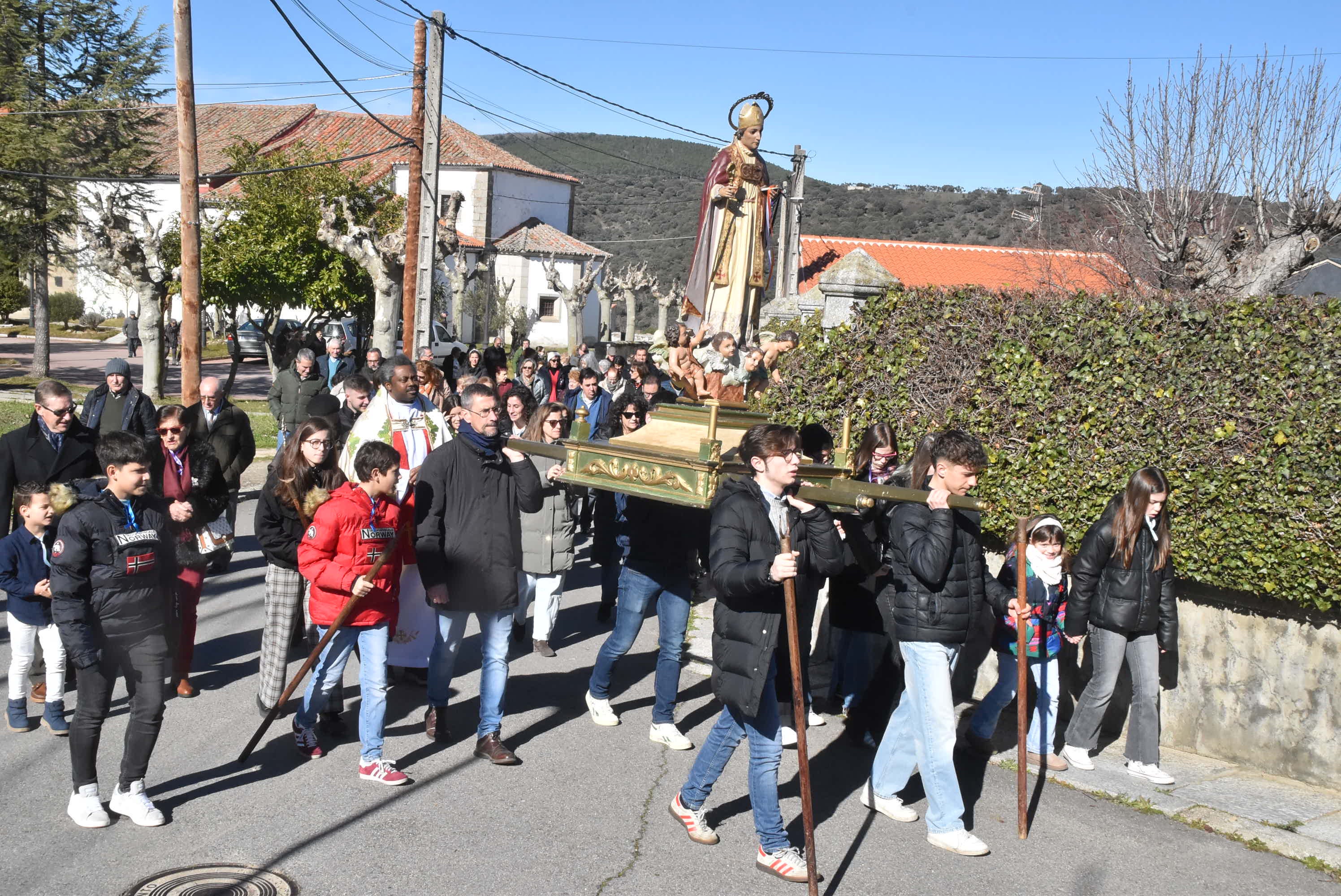 El buen tiempo acompaña a San Blas en su festividad en Fuentes de Béjar