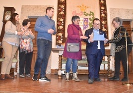 Inmaculada Martín Mónica de Quevedo, Miguel Rodero, Marisa Macías y Elvira Fernández han acompañado a Enrique Neila en el escenario del salón de plenos de Candelario