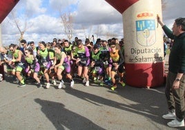 La salida de la prueba de duatlón en Villamayor de Armuña