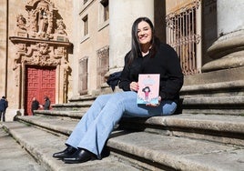 Elena Píriz Pordomingo posa junto a su cuento 'Enredada entre letras' en Salamanca.