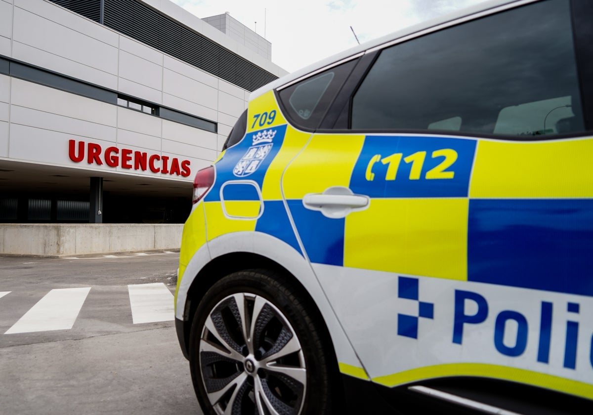 Una patrulla de la Policía Local en el Hospital de Salamanca.