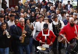 Borja Jiménez, en el paseíllo por el pueblo acompañado por todos los vecinos de Valero.