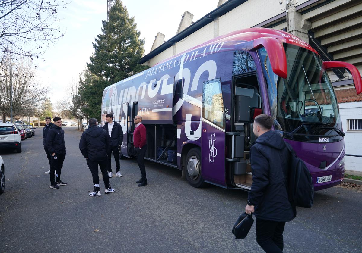 Los jugadores del Salamanca UDS subiéndose al autbús para poner rumbo a Avilés, donde la plantilla hizo noche.