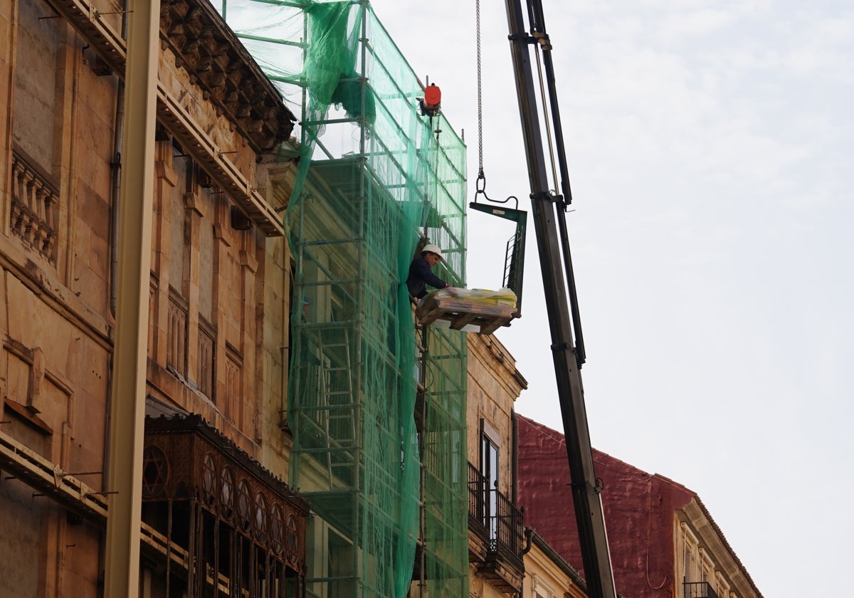 Realización de obras en la fachada de uno de los edificios de la ciudad |