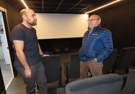 Alberto Fuentes Casillas y su padre, Joaquín Fuentes, en el pequeño cine que tienen en la sede central de su empresa.