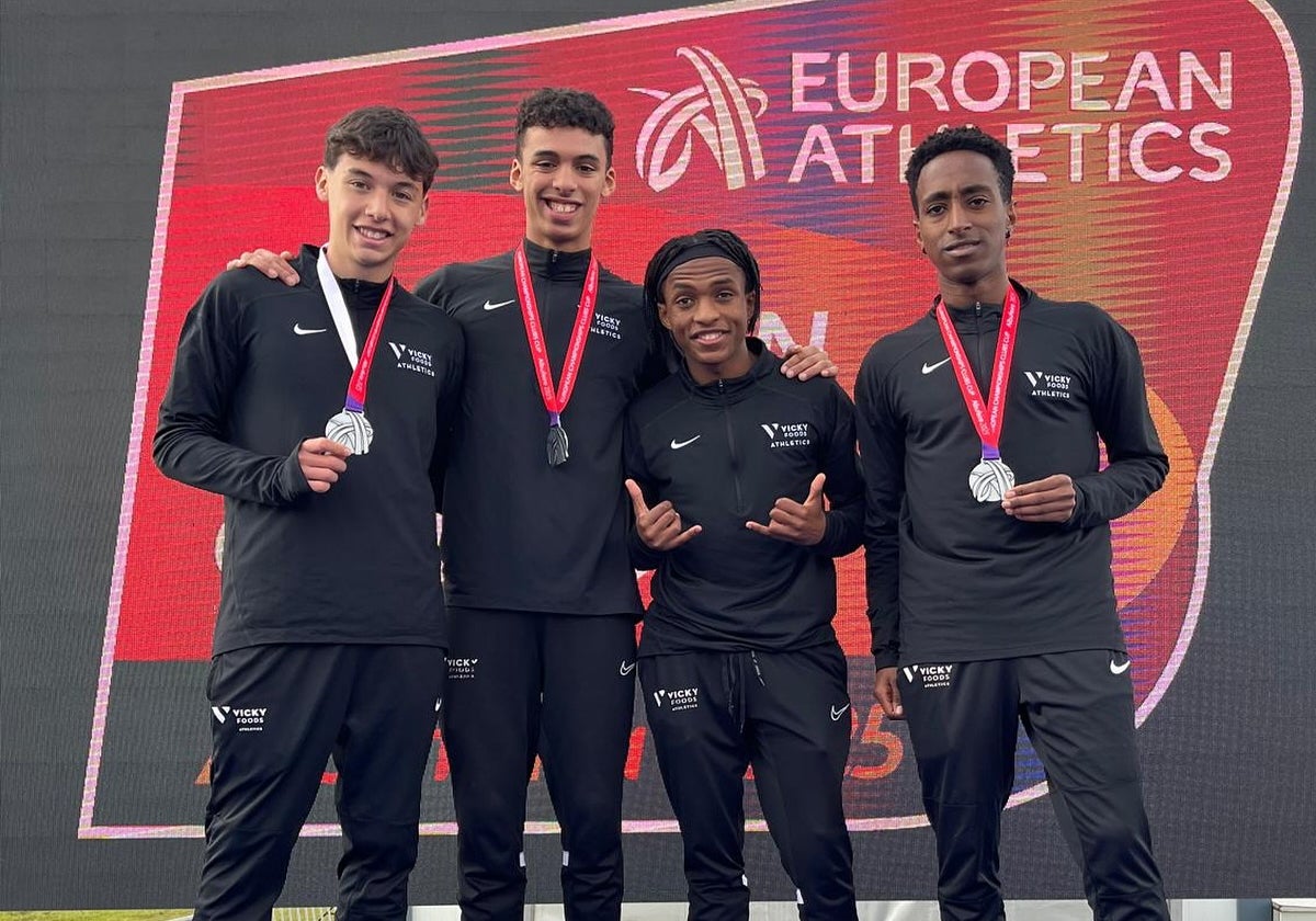 Kuma Samuel Barrios (2º por la derecha), con sus compañeros de equipo en el podio.