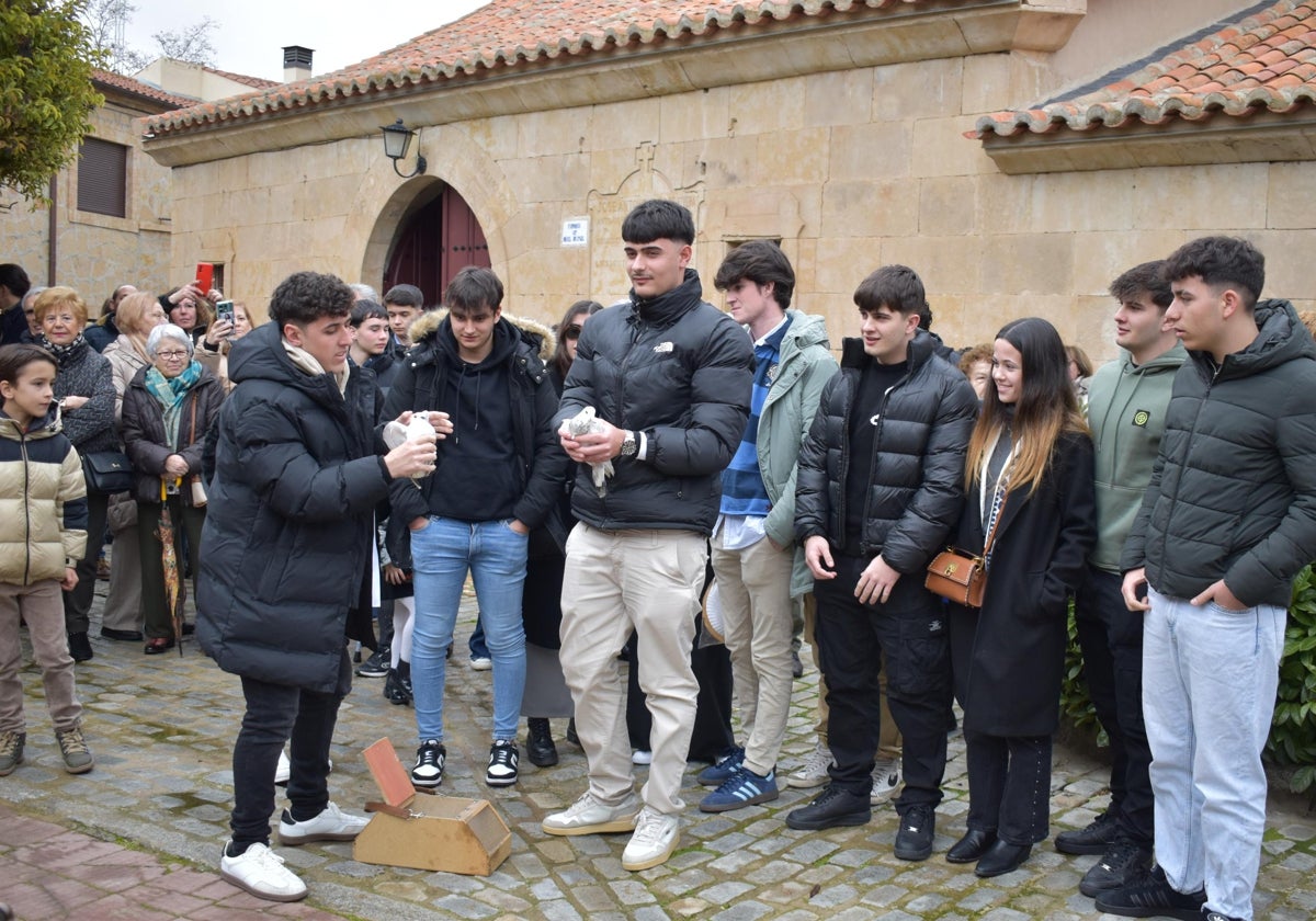 Los quintos de Villamayor cumplen con la suelta de palomas por Las Candelas