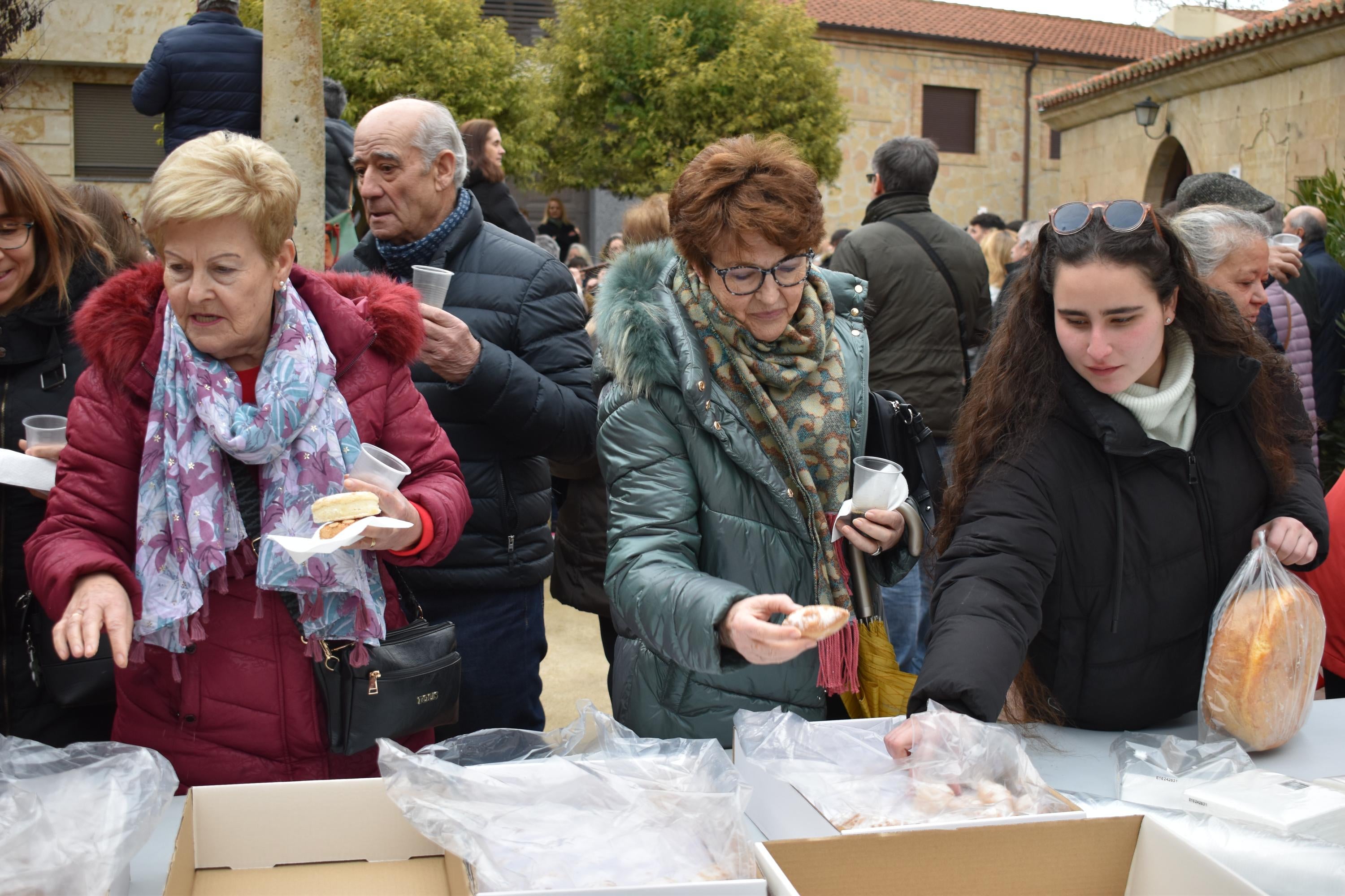 Los quintos de Villamayor cumplen con la suelta de palomas por Las Candelas