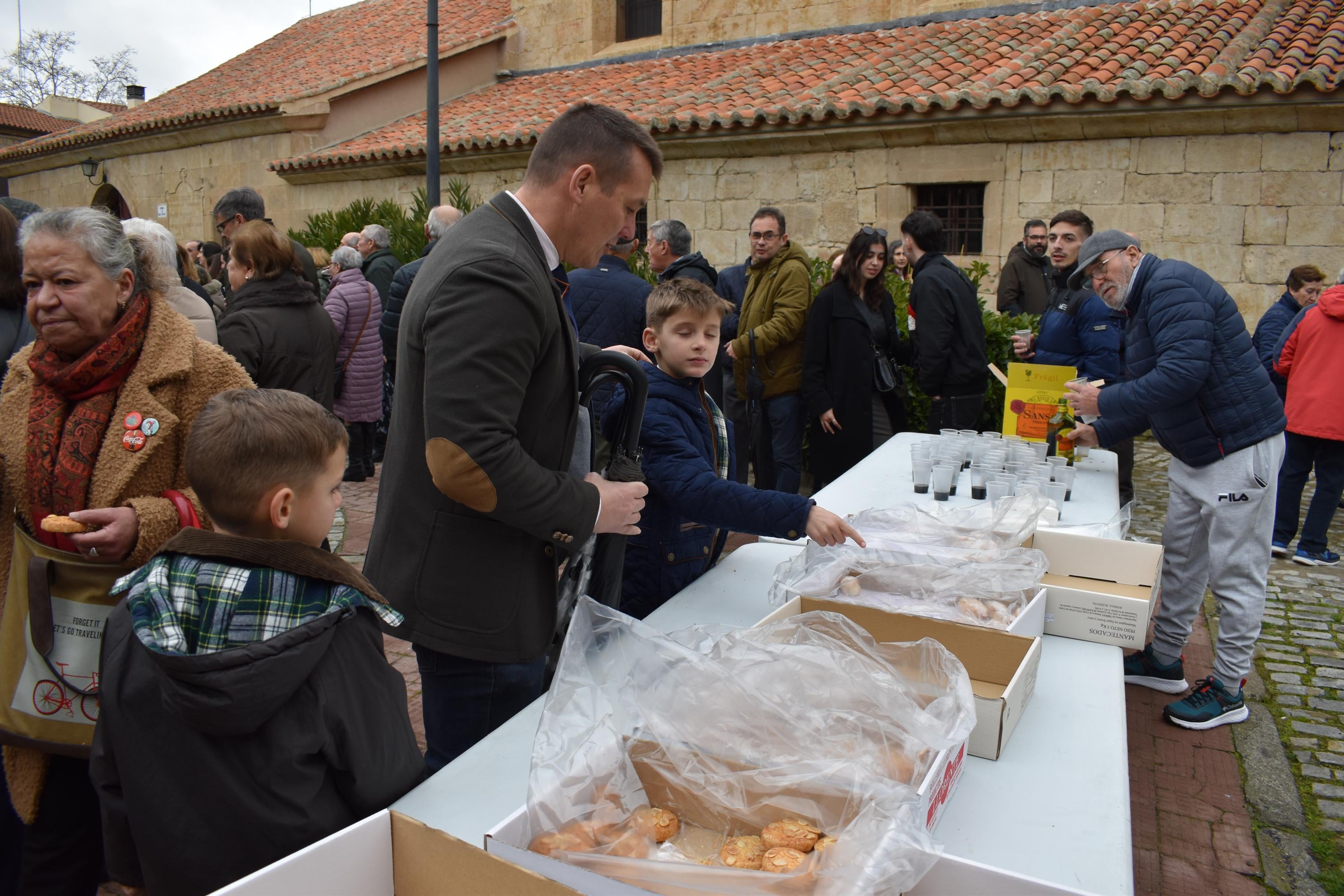 Los quintos de Villamayor cumplen con la suelta de palomas por Las Candelas