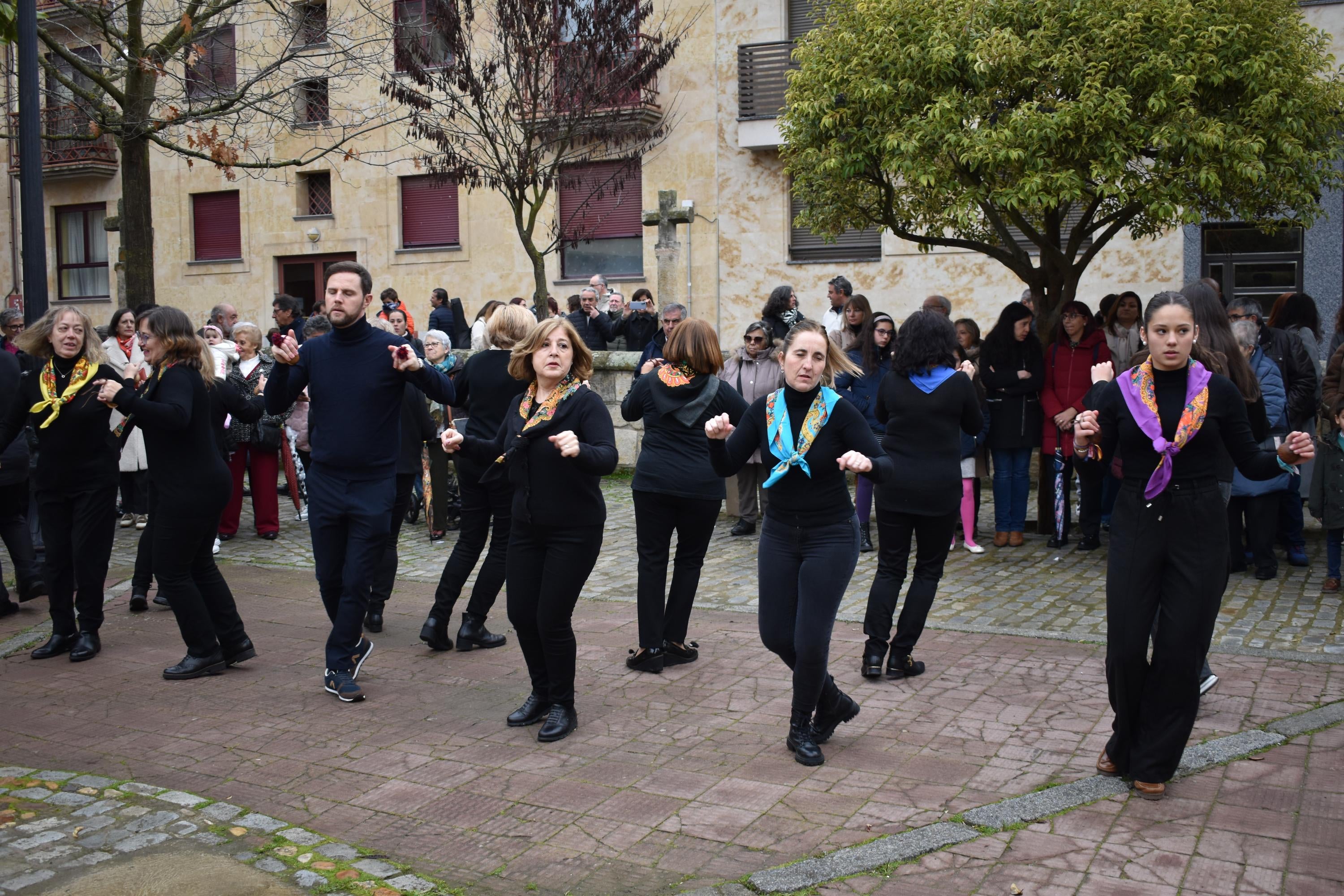 Los quintos de Villamayor cumplen con la suelta de palomas por Las Candelas
