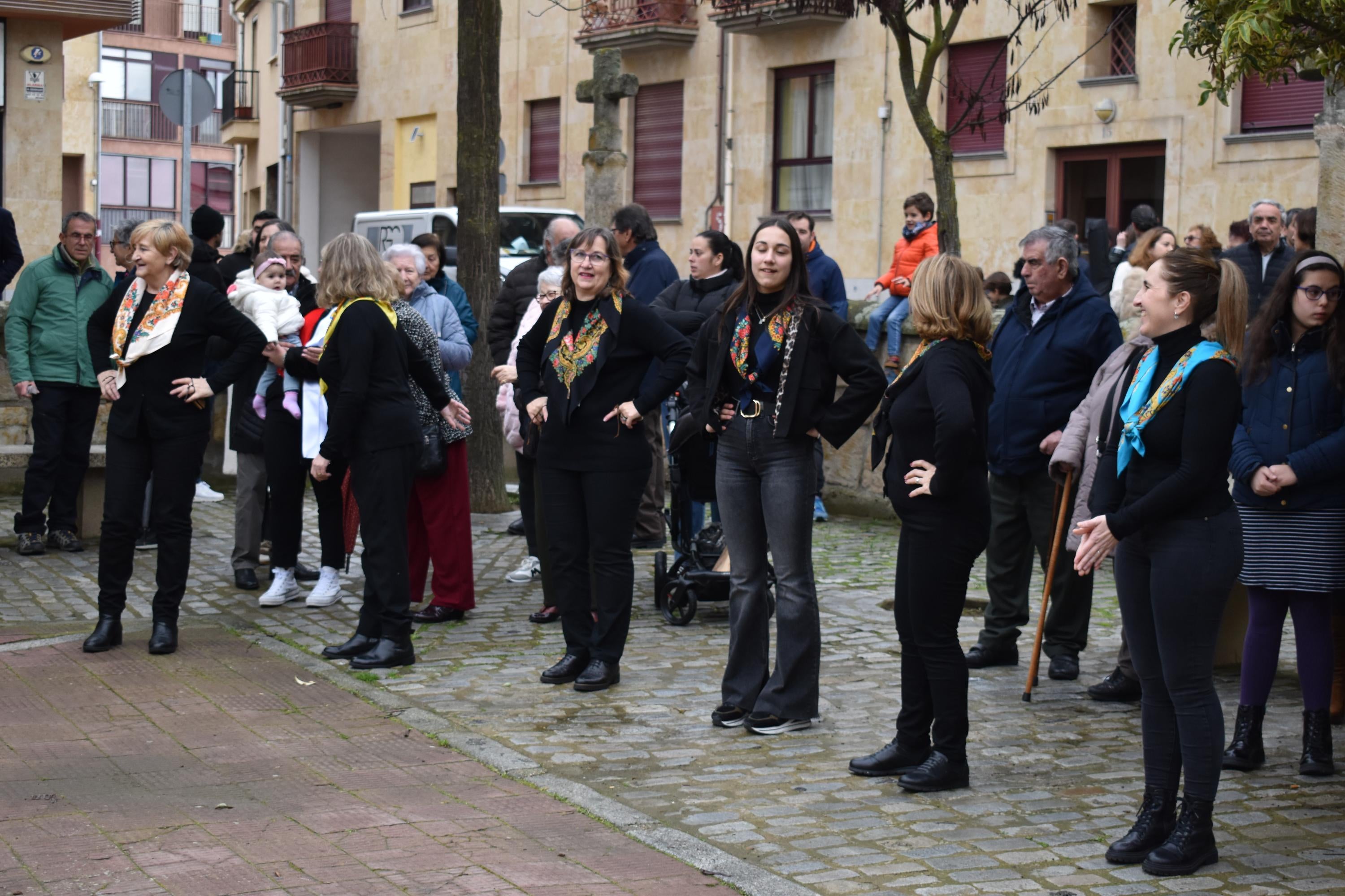 Los quintos de Villamayor cumplen con la suelta de palomas por Las Candelas