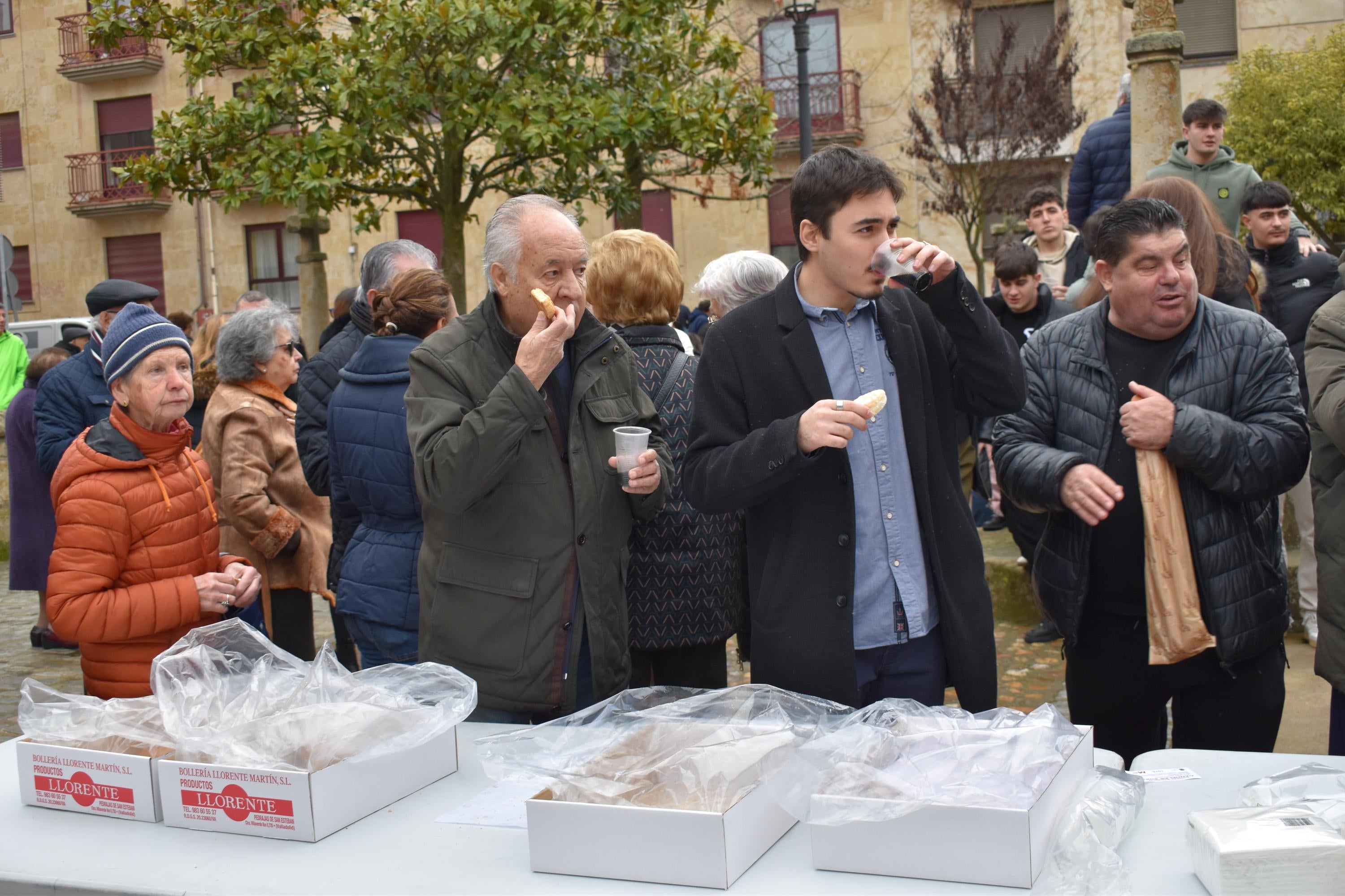 Los quintos de Villamayor cumplen con la suelta de palomas por Las Candelas