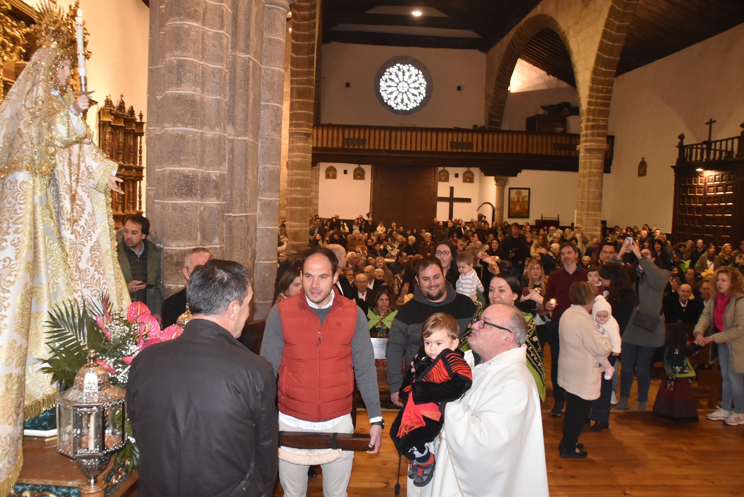 La lluvia suspende la procesión de la Virgen de Candelario, pero llena la iglesia de fieles