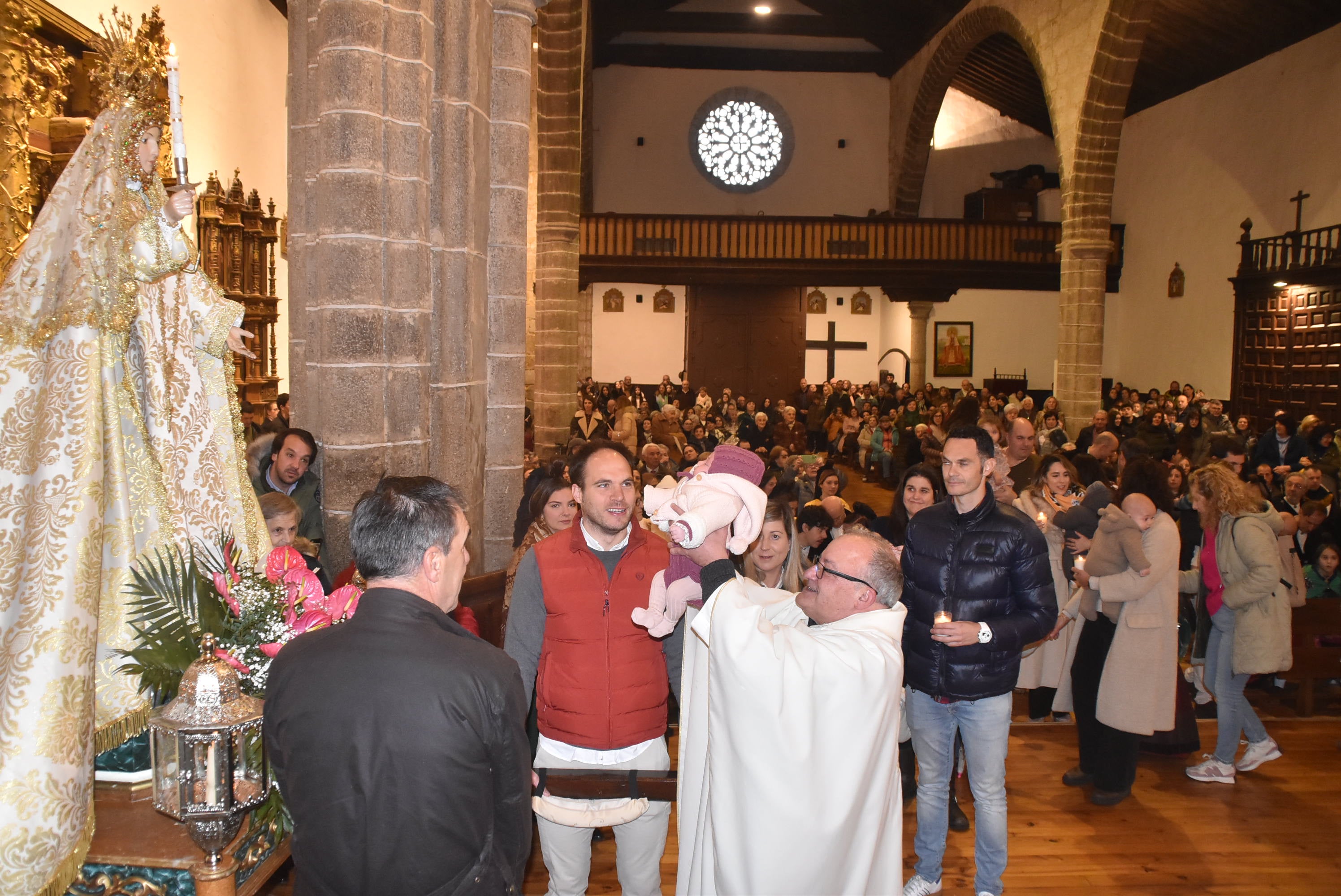 La lluvia suspende la procesión de la Virgen de Candelario, pero llena la iglesia de fieles