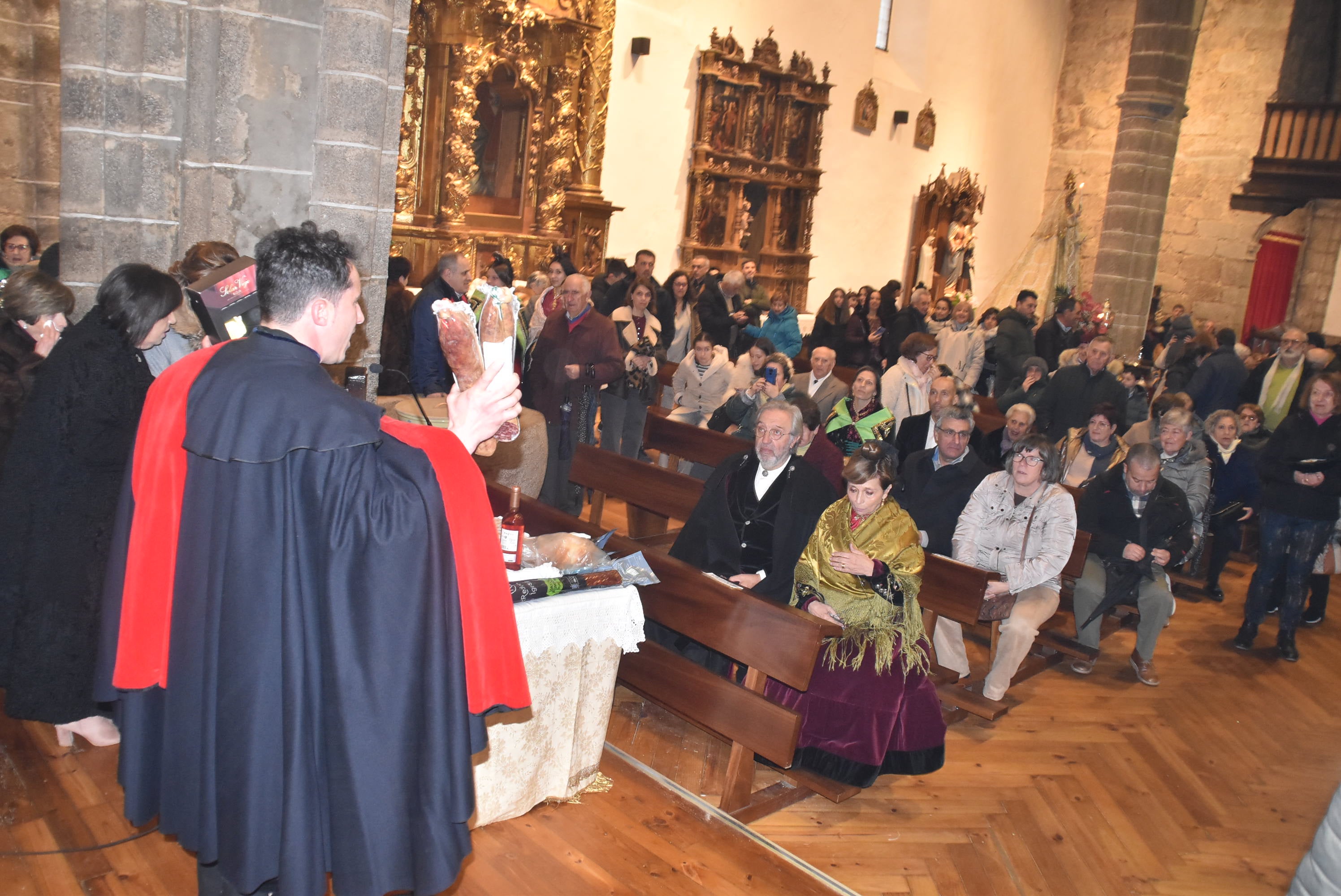 La lluvia suspende la procesión de la Virgen de Candelario, pero llena la iglesia de fieles